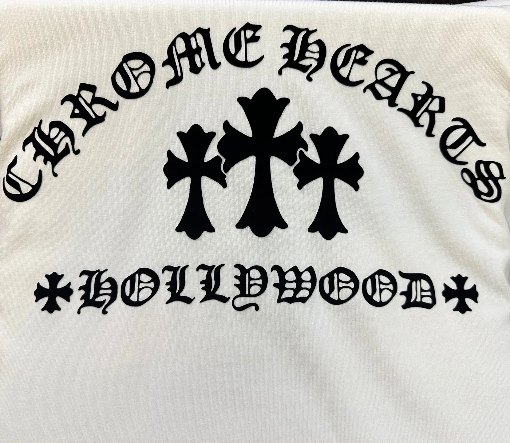 P300 Chrome Hearts 25ss flocked logo letter round neck long-sleeved T-shirt. Fabric is high-definition, super heavyweight cotton, double yarn compact Xinjiang cotton. Weight: 320 grams. Clean cloth surface. Clear cloth texture. Tight feel. Stiff. High color fastness. No deformation. No discoloration. Customized hardware. Thread. Accessories. Alignment. Same style for men and women. -Color: Black White -Size: XS S M L